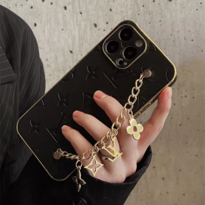 Louis Vuitton iPhone 12/12 Pro チェーン付き 黒 Louis Vuitton iPhone Case with Strap Monogram | The King Decor