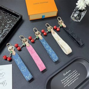 ヴィトン キーホルダー レディース/メンズ さくらんぼ ルイヴィトン キーリング 人気 バッグチャーム ハイブランド キーホルダー 大人 女子 ブランド キーチャーム おしゃれ