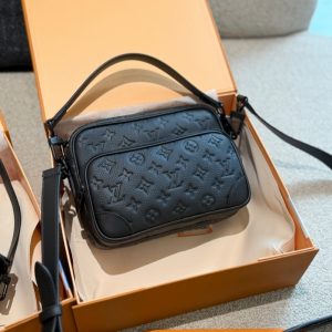 ルイヴィトン メンズ ショルダーバッグ 人気 ショルダー バッグ メンズ ブランド 40 代 ヴィトン 型 押し ショルダーバッグ メンズ ミニ バッグ ハイ ブランド 斜 めがけ